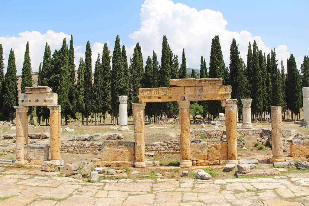 Les ruines de l'ancienne ville de Hierapolis à côté des piscines travertin de Pamukkale, Turquie
. - Photo, image