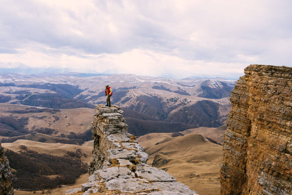 молодой турист на фоне высоких гор
 - Фото, изображение