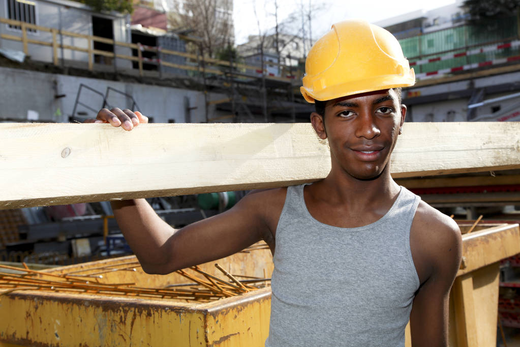 jeune homme africain travaillant sur le chantier
  - Photo, image
