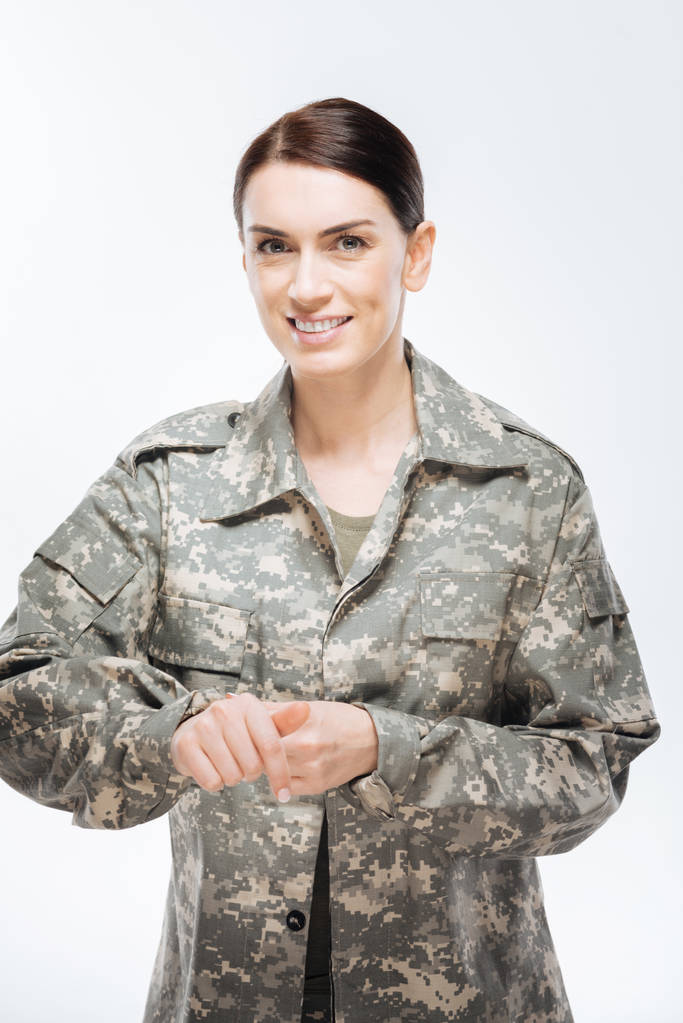 Joyeux femme mignonne zippant uniforme de combat
 - Photo, image