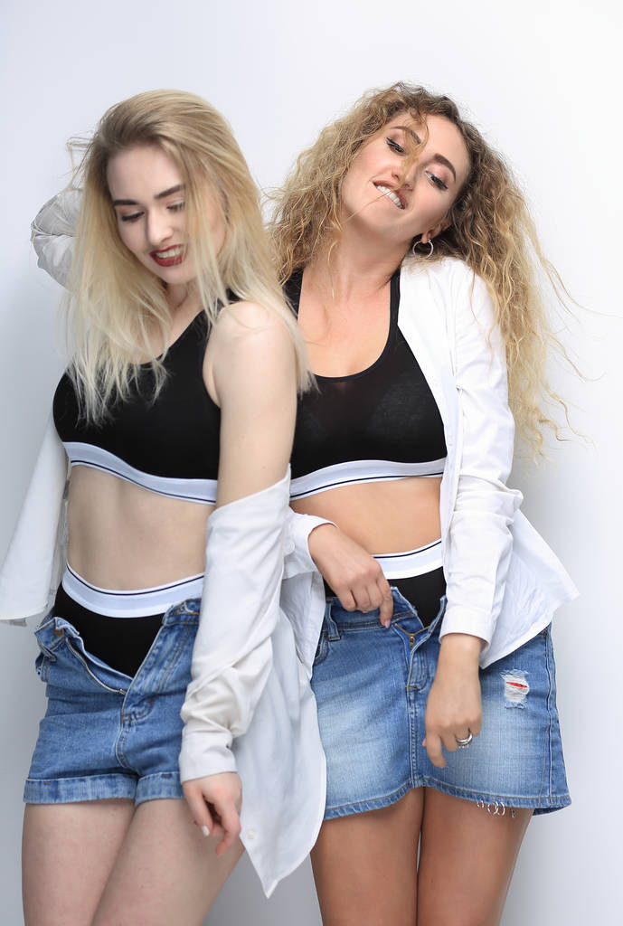 két fiatal női modell áll egymás mellett - Fotó, kép