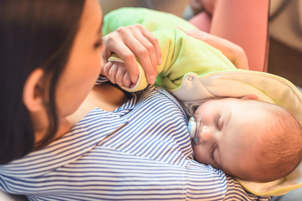 вибірковий фокус немовляти спить на руках матерів
 - Фото, зображення