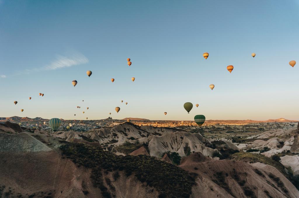 paisagem montanhosa com balões de ar quente, Capadócia, Turquia
 - Foto, Imagem