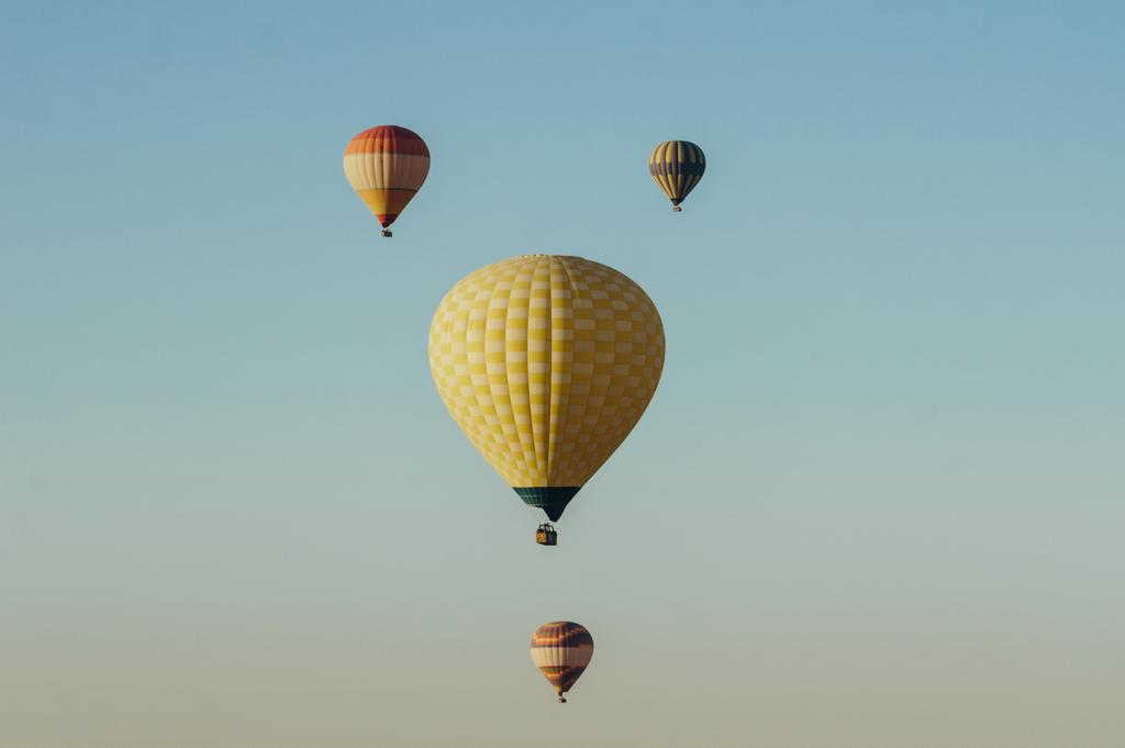 Μπαλόνια θερμού αέρα που πετούν σε μπλε ουρανό - Φωτογραφία, εικόνα