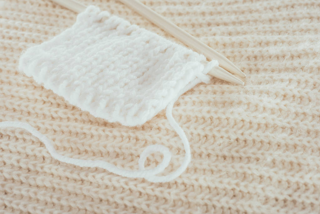 primer plano de agujas de tejer con hilo de lana blanco
 - Foto, imagen