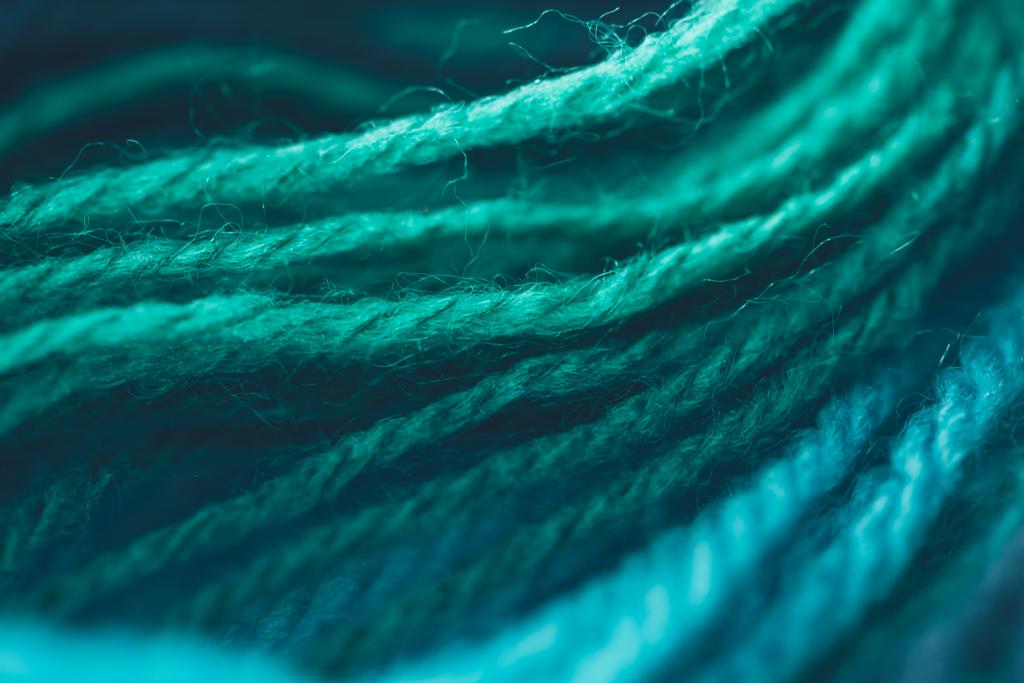 lähikuva sinisestä ja vihreästä neulontalangasta
 - Valokuva, kuva
