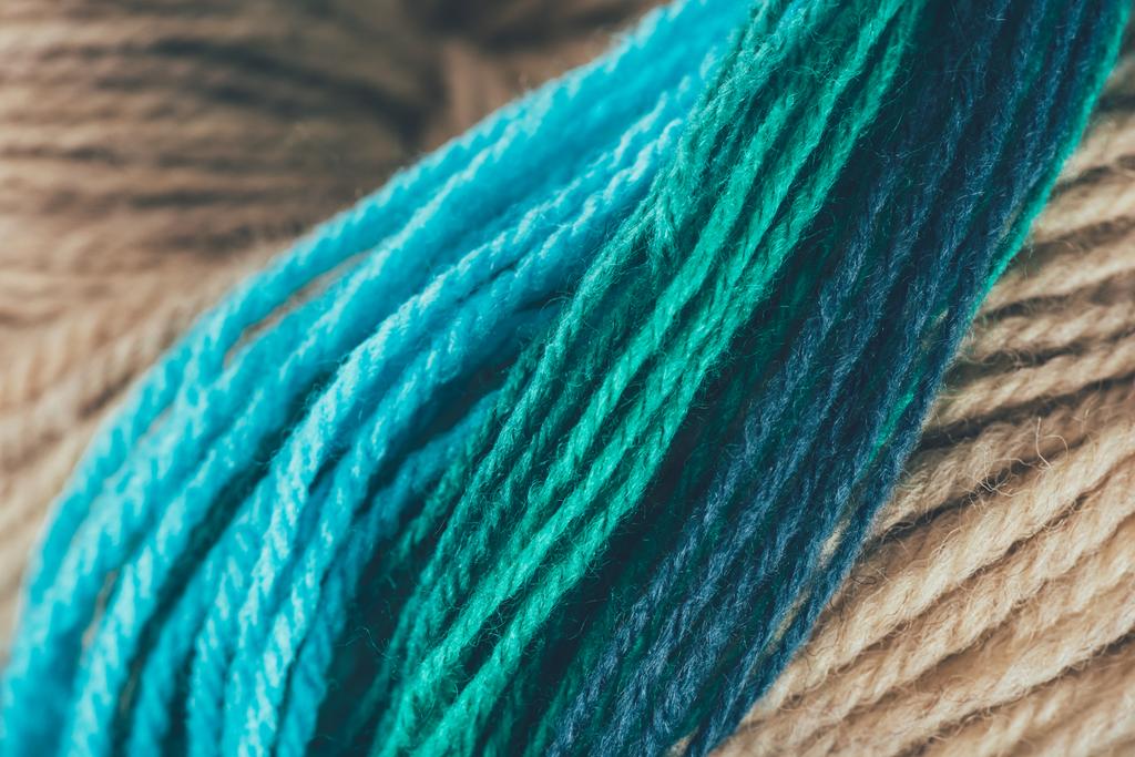близкий вид голубой, бежевой и зеленой вязальной пряжи
  - Фото, изображение