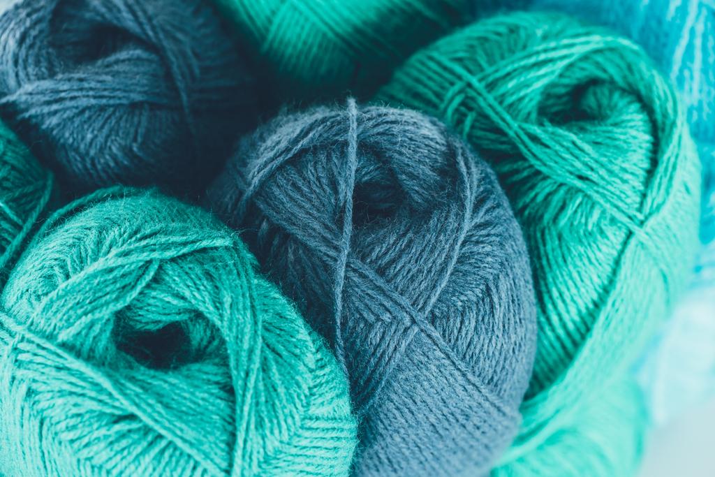gros plan de boules de tricot bleu et vert
 - Photo, image