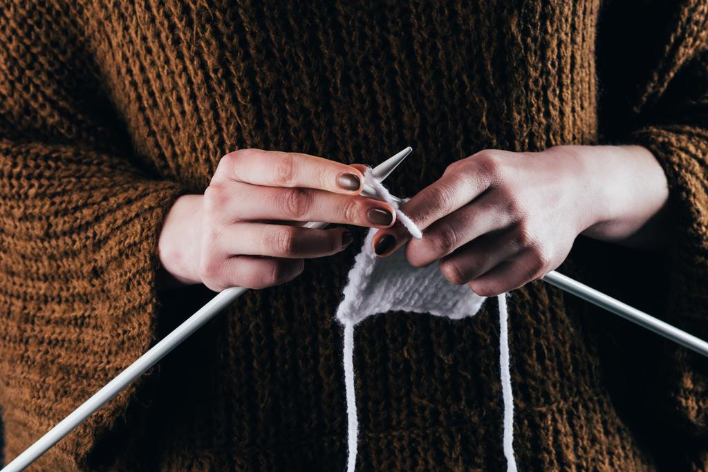 vista recortada de la mujer tejiendo lana blanca con agujas
 - Foto, Imagen