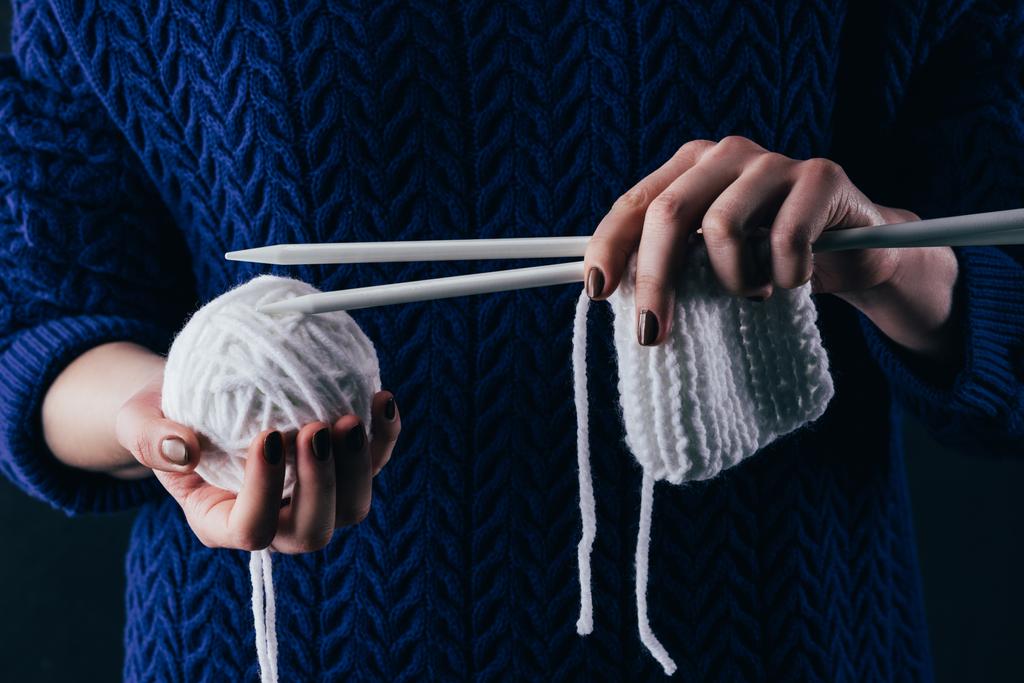 女性手編み針と白い羊毛のビューをトリミング - 写真・画像