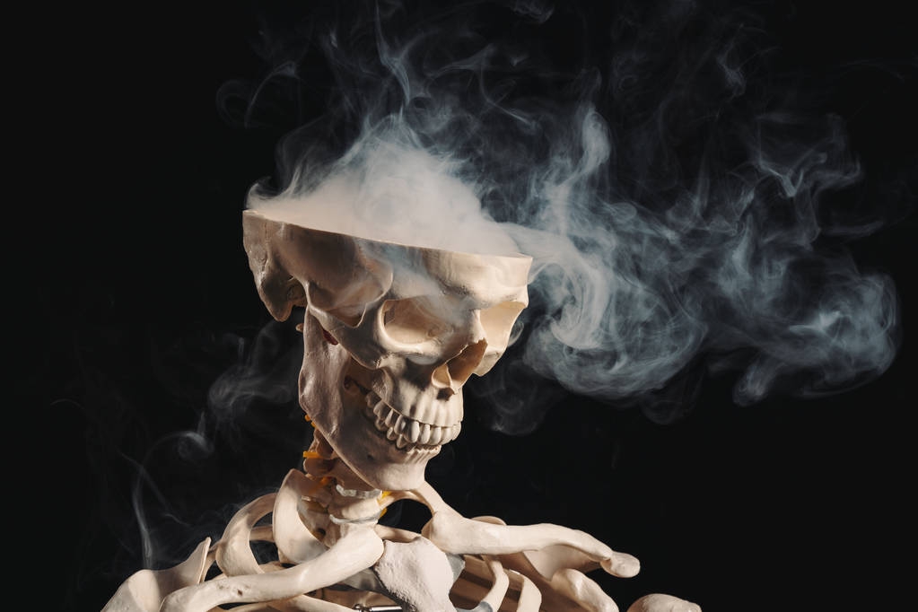 Skelet met rook komen uit open schedel  - Foto, afbeelding