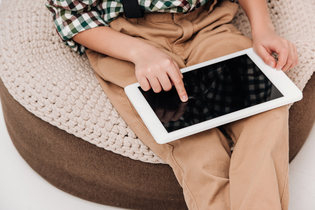 oturma ve gri boş ekran ile dijital tablet kullanarak küçük çocuk bardak kırpılmış - Fotoğraf, Görsel