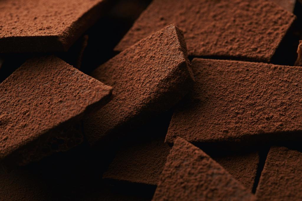 primer plano vista de montón de barras de chocolate en polvo de cacao
 - Foto, imagen