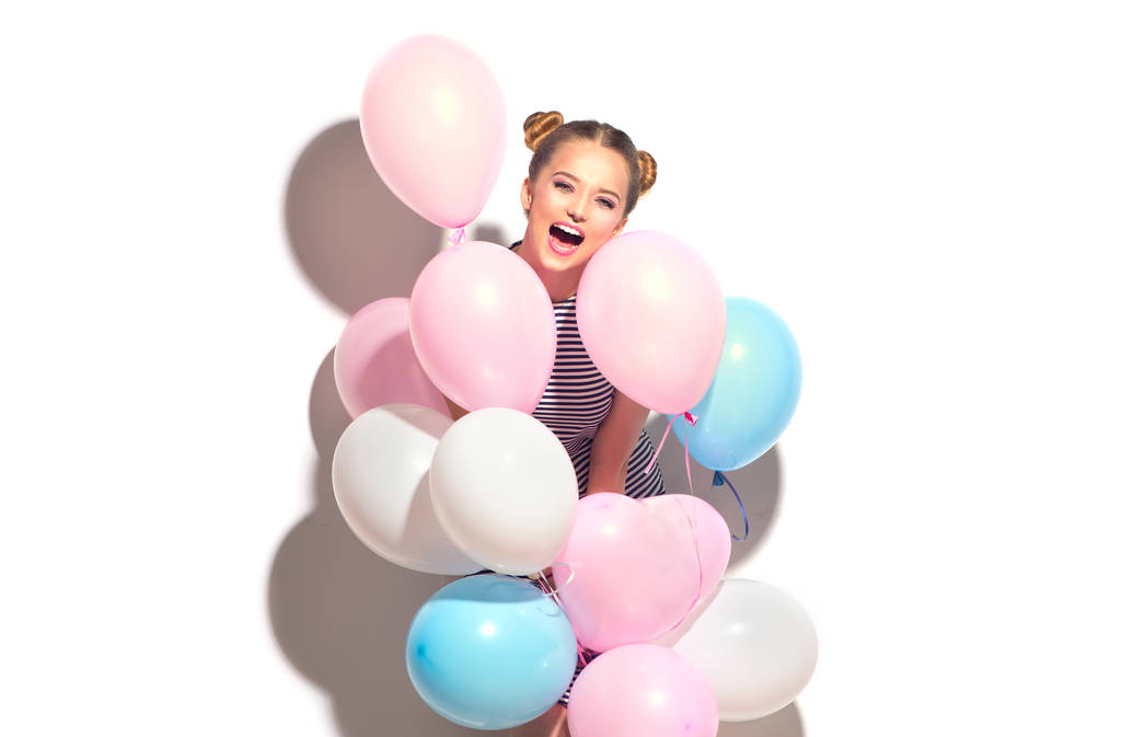menina adolescente alegre com balões de ar coloridos se divertindo sobre fundo branco
 - Foto, Imagem