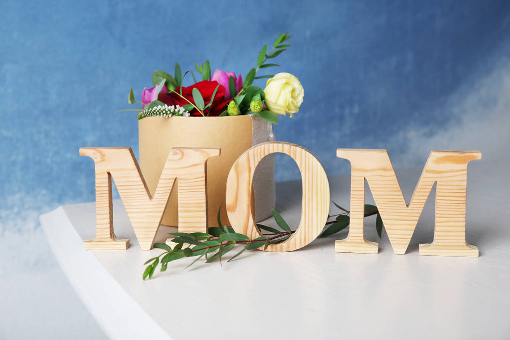 Palavra "mamãe" e flores frescas no fundo claro. Composição Dia das Mães
 - Foto, Imagem