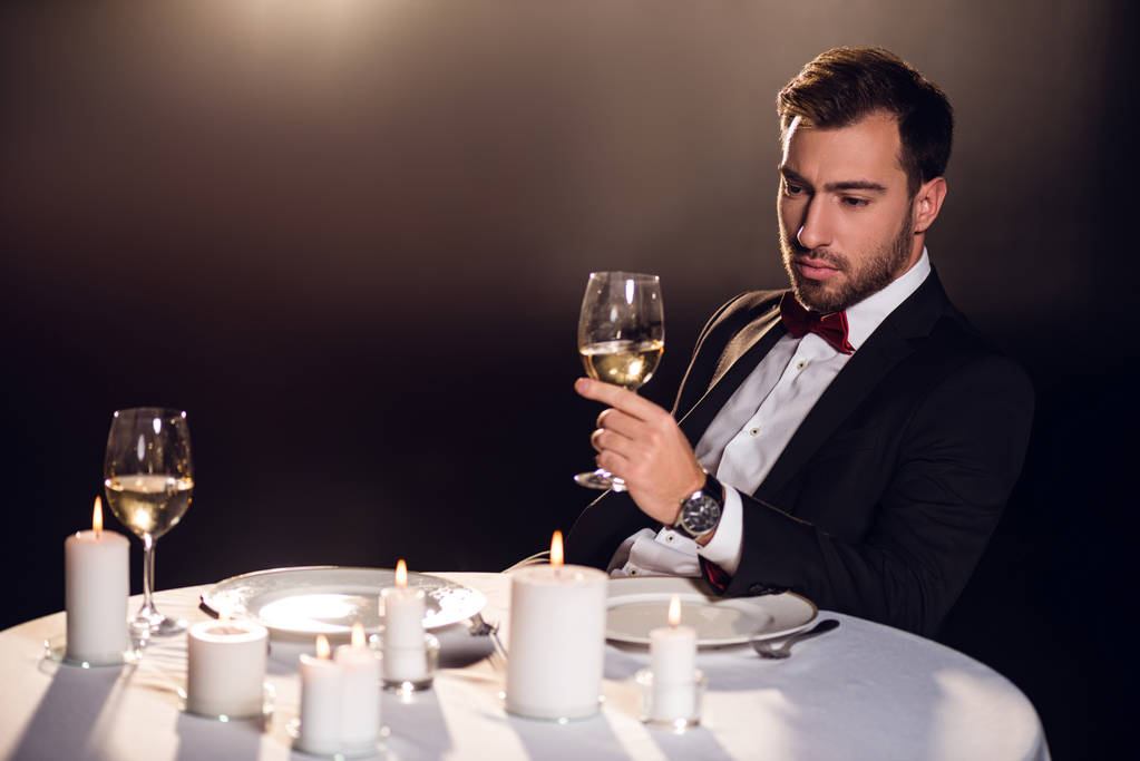 chateado homem beber vinho enquanto espera data no restaurante
  - Foto, Imagem