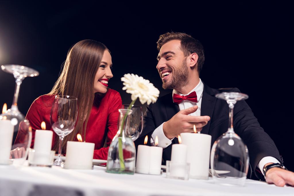 красивая пара проводит время на романтическом свидании в ресторане
 - Фото, изображение