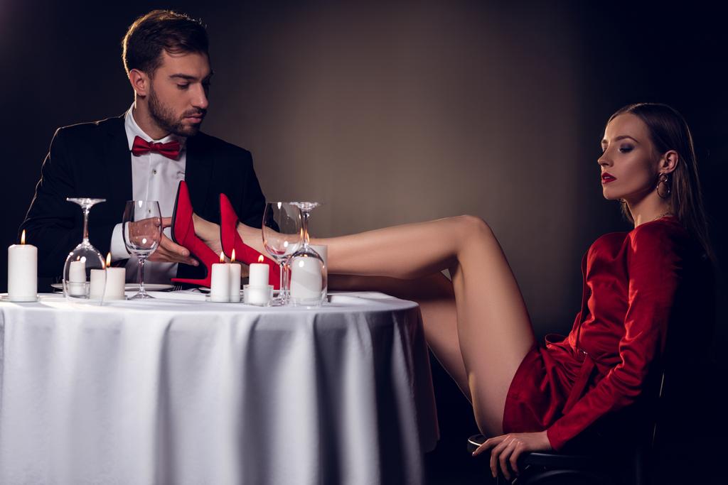 ελκυστική σέξι κοπέλα, κάθεται στο τραπέζι με το φίλο της  - Φωτογραφία, εικόνα