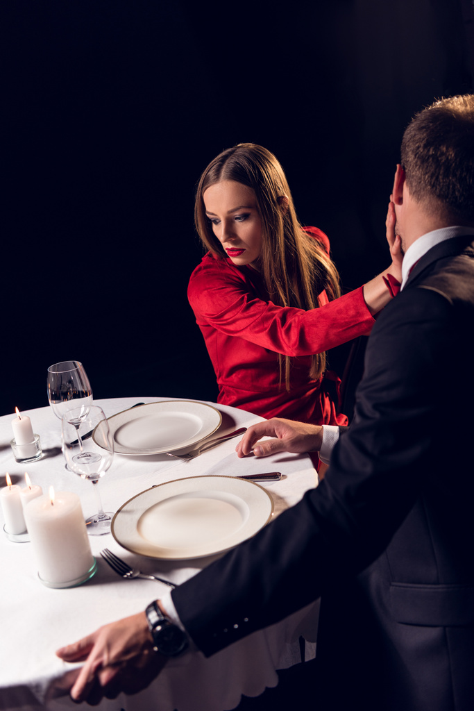 petite amie en colère gifler son petit ami pendant la date romantique dans le restaurant
 - Photo, image