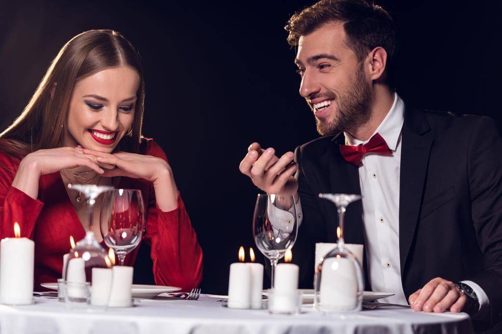 красивая пара разговаривает на романтическом свидании в ресторане
 - Фото, изображение