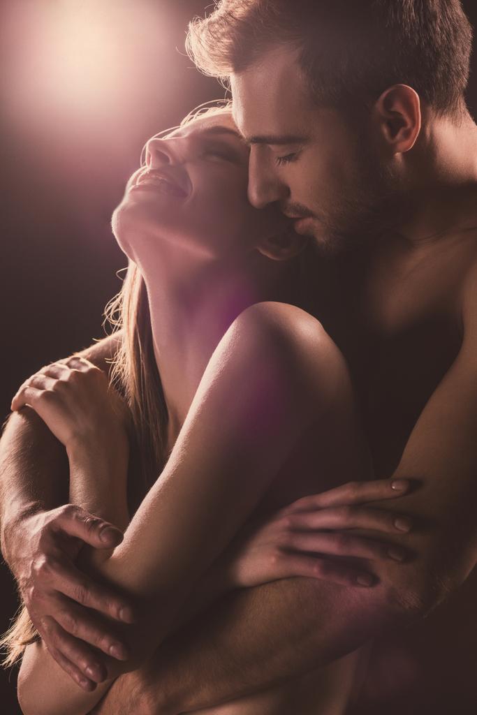 amantes sensuais abraçando, em marrom com luz de volta
 - Foto, Imagem