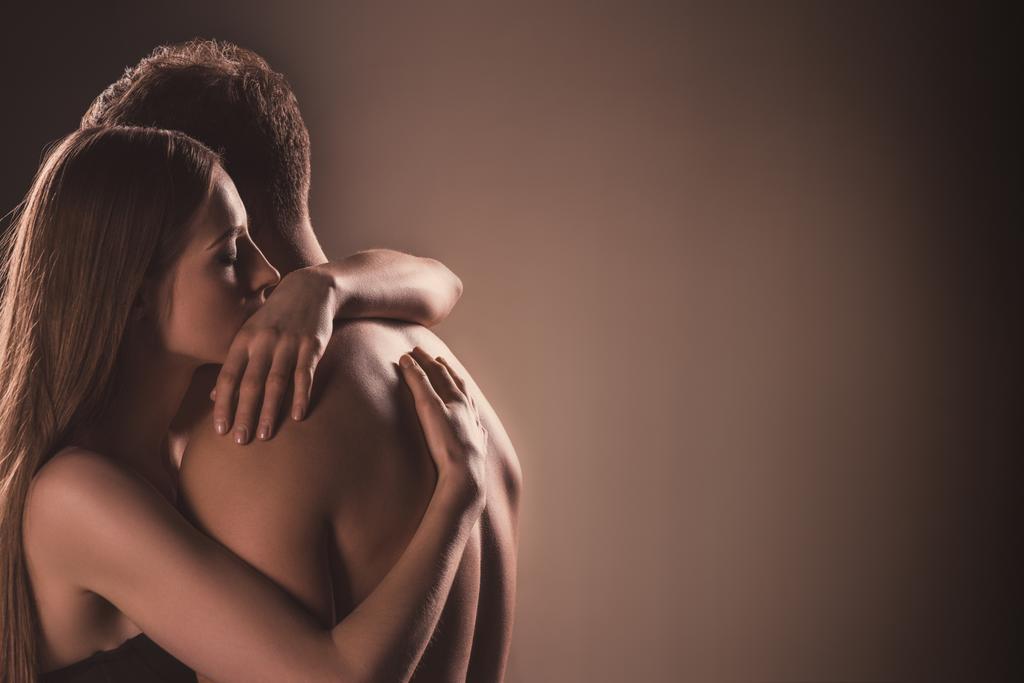 couple nu sensuel embrassant les yeux fermés, sur brun
  - Photo, image