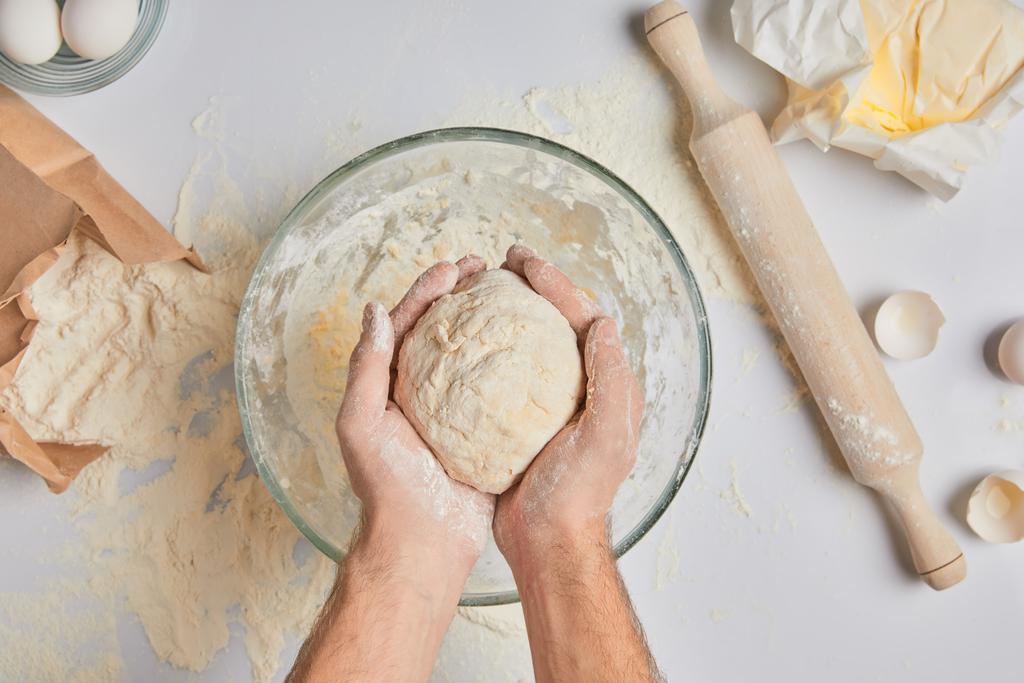 обрезанное изображение шеф-повара, держащего тесто в руках
 - Фото, изображение