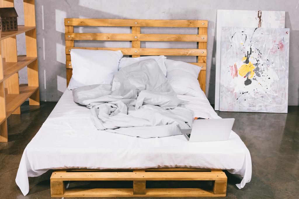 laptop na łóżku z palety drewniane w sypialni - Zdjęcie, obraz