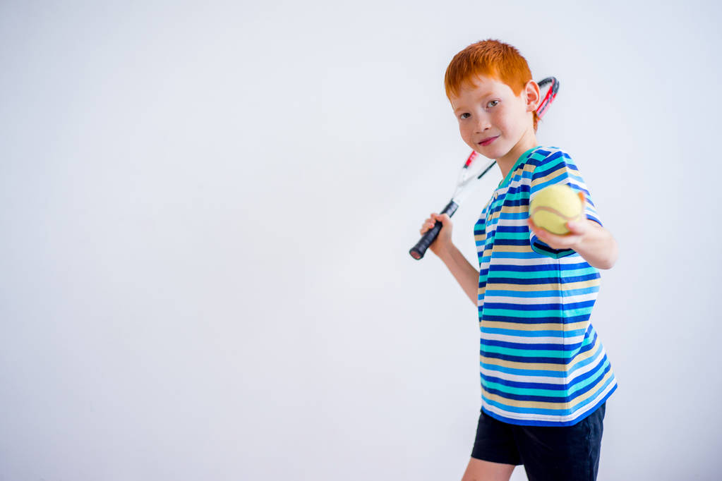 テニスをしている少年 - 写真・画像