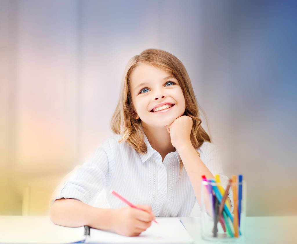 Sonriente niña estudiante dibujo en la escuela
 - Foto, Imagen