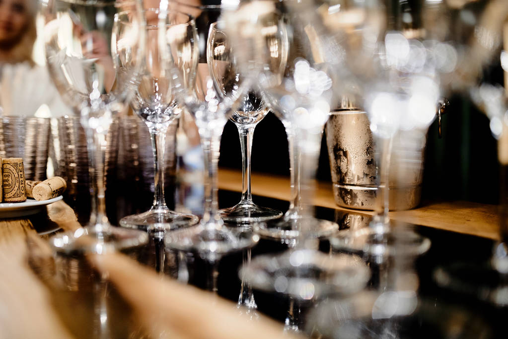 Чистые бокалы для вина на столе
 - Фото, изображение