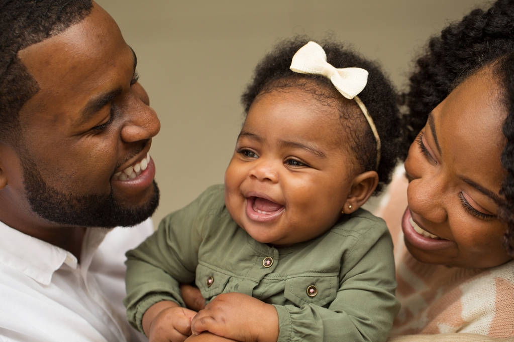 Gelukkige Afro-Amerikaanse familie met hun baby. - Foto, afbeelding