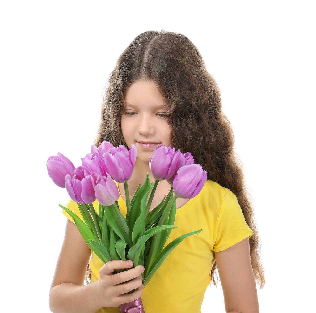 Roztomilá holčička s Tulipán kytici ke dni matek na bílém pozadí - Fotografie, Obrázek