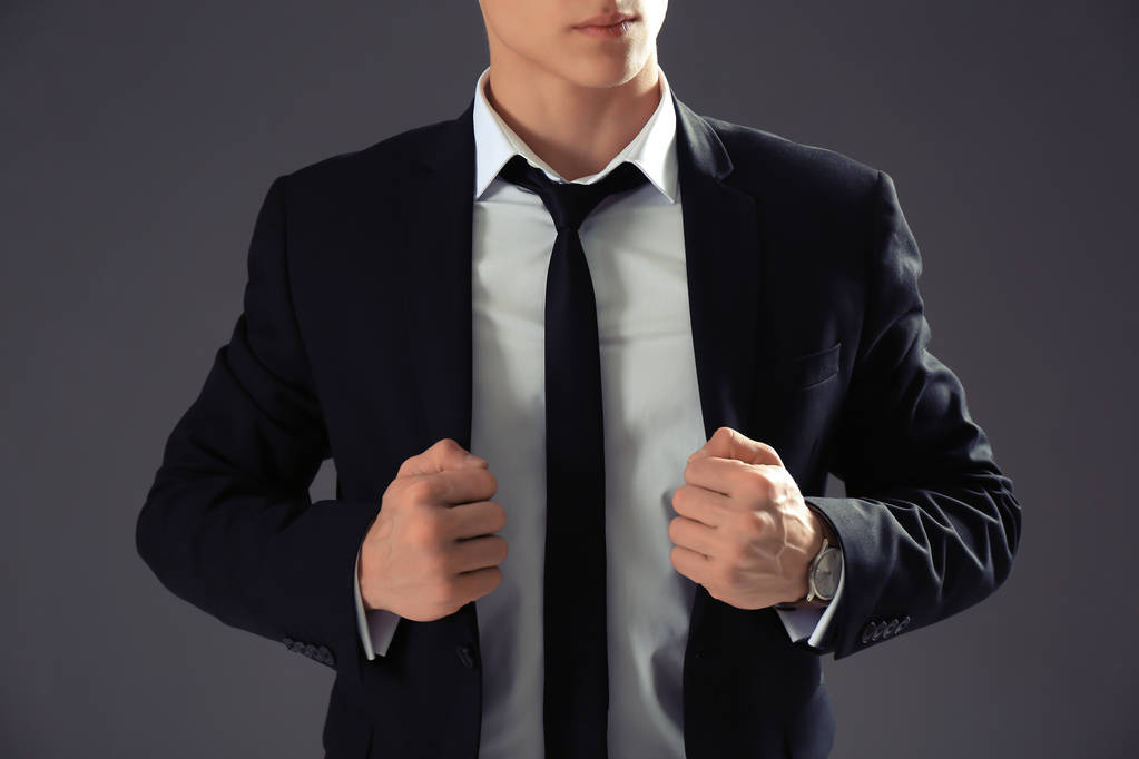 schöner Mann im formellen Anzug auf grauem Hintergrund, Nahaufnahme - Foto, Bild