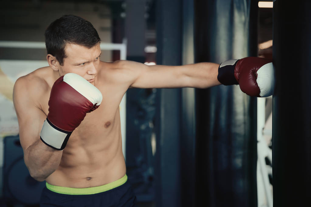 Entraînement de boxe avec punchbag en salle de gym
 - Photo, image