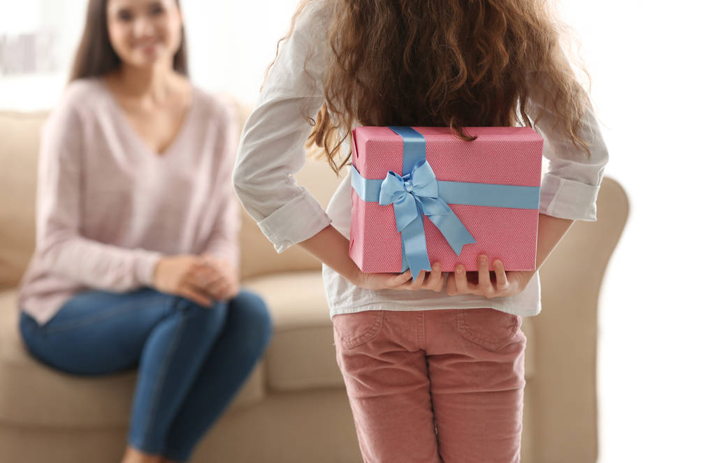 Küçük kız hediye kutusu kapalı onun arkasından annem için saklanıyor. Anneler günü kutlama - Fotoğraf, Görsel