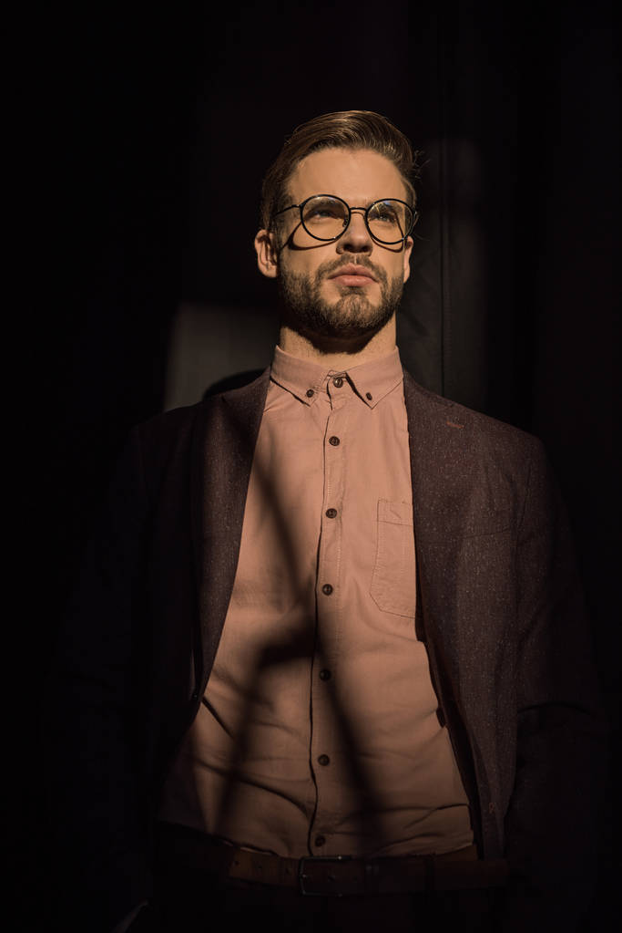 Porträt eines gut aussehenden, stylischen Mannes mit Brille, der wegschaut - Foto, Bild