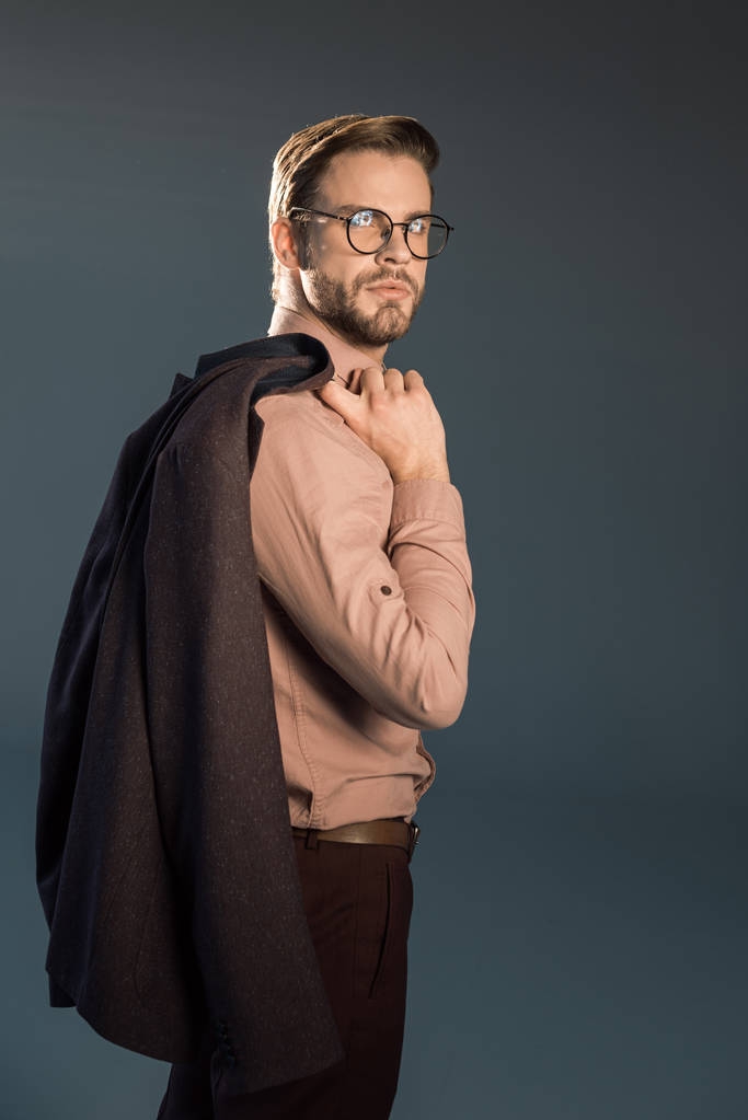 az öltöny zakó és jelentő elszigetelt szürke gazdaság szemüveg szép elegáns fiatalember portréja  - Fotó, kép
