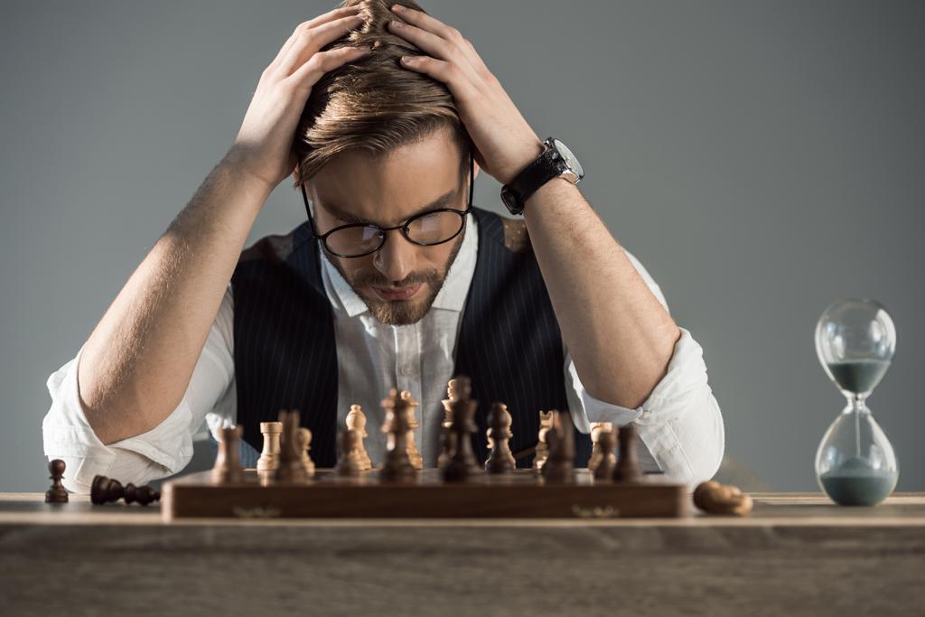 cílené mladý podnikatel v brýlích hraje šachy  - Fotografie, Obrázek