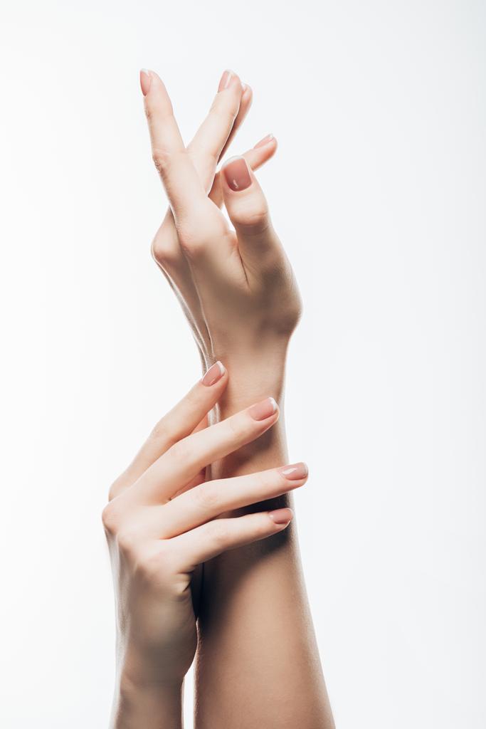 oříznutý snímek ženských rukou s krásné nehty izolované na bílém - Fotografie, Obrázek