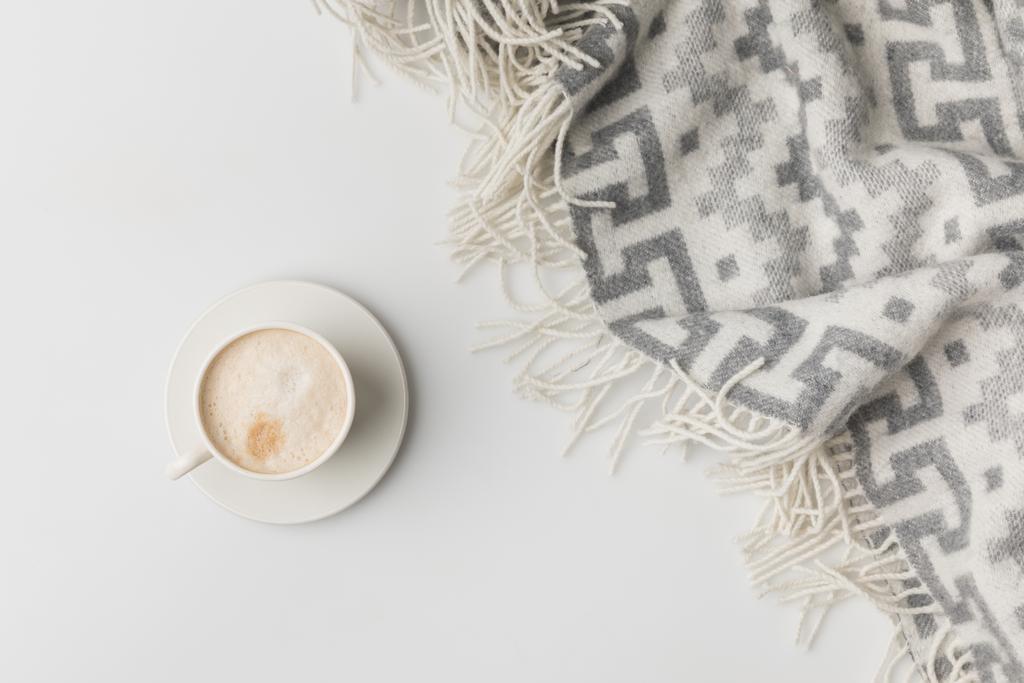 вид зверху на чашку кави і ковдру ізольовані на білому
  - Фото, зображення