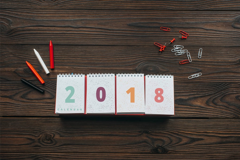 vista dall'alto del calendario 2018, matite e cancelleria su tavolo in legno
 - Foto, immagini
