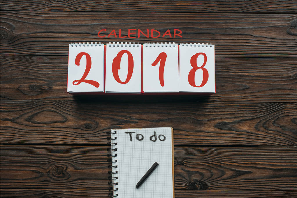 vista superior del calendario 2018 y cuaderno con para hacer letras en la superficie de madera
 - Foto, imagen