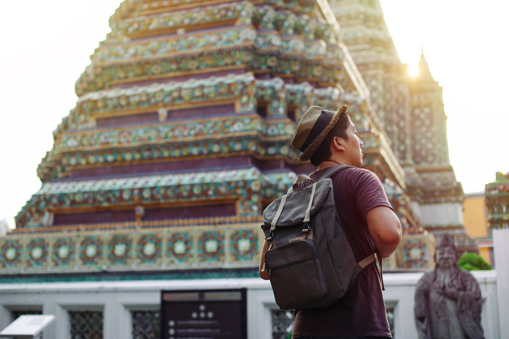 Young Asian traveling backpacker in Wat Pho with India inspired  - Photo, Image