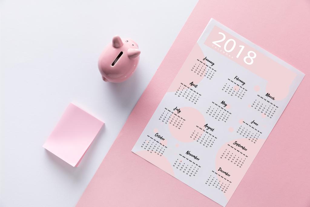 貯金箱整理された、空のノートおよび 2018年カレンダーのトップ ビュー  - 写真・画像