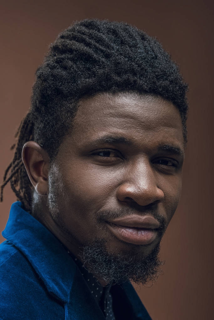 retrato de homem afro-americano bonito com dreadlocks isolado em marrom
 - Foto, Imagem
