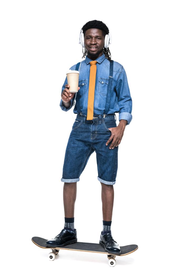 щасливий афроамериканський чоловік слухає музику і тримає каву, щоб піти ізольовано на білому
 - Фото, зображення