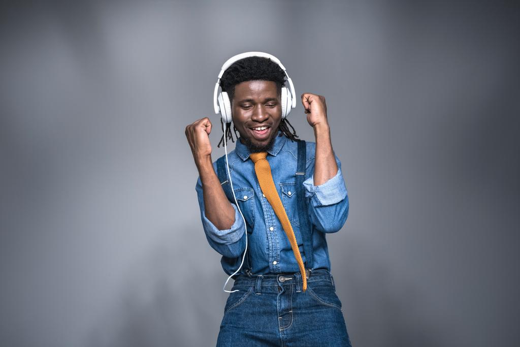 boldog afro-amerikai ember hallgat zenét, szürke - Fotó, kép