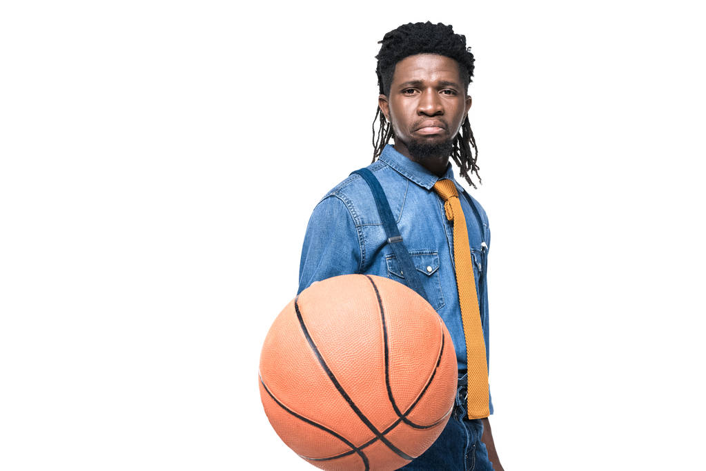beyaz izole basketbol topu tutan memnun Afrikalı-Amerikalı adam - Fotoğraf, Görsel