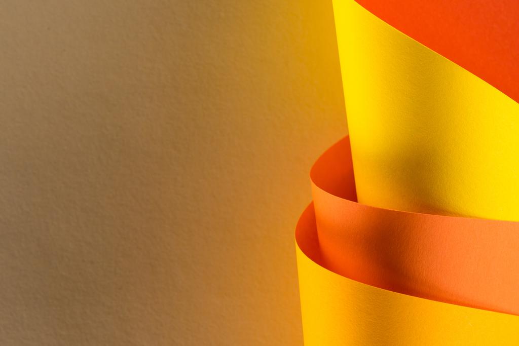 Detailní záběr válcované žluté a oranžové papírů pro pozadí - Fotografie, Obrázek